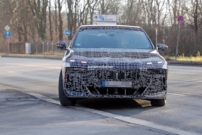 new-2023-bmw-7-series-becomes-less-shy-gets-spied-in-the-open-with-hybrid-powertrain_4