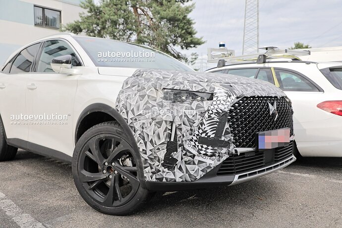 ds7-crossback-facelift-spied-inside-and-out-expect-a-full-reveal-later-this-month_5