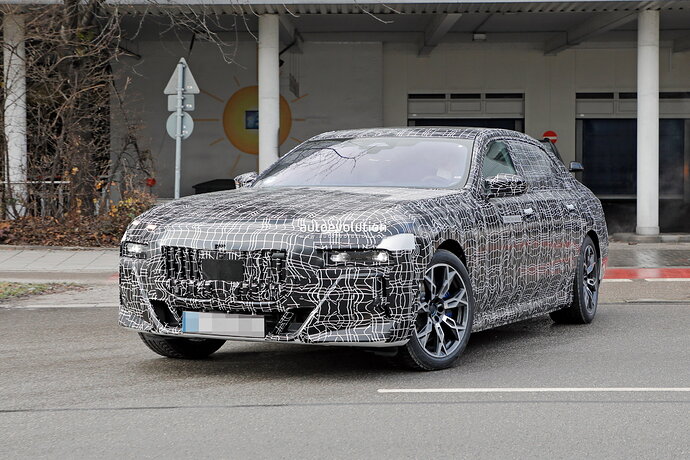 new-2023-bmw-7-series-becomes-less-shy-gets-spied-in-the-open-with-hybrid-powertrain-180685_1