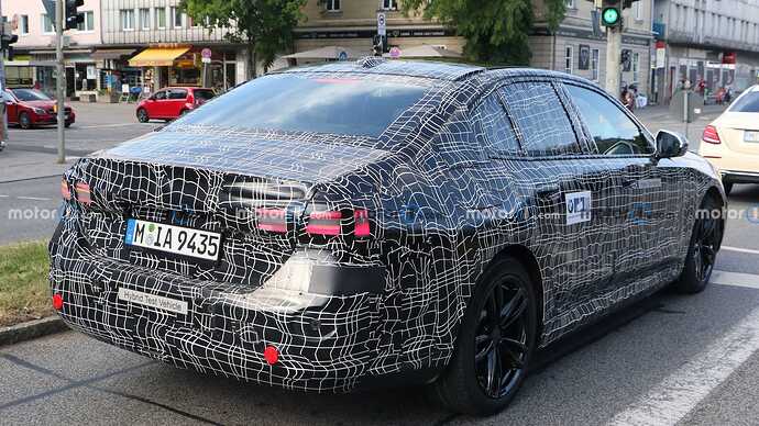 2023-bmw-5-series-with-production-lights-spy-photo (1)