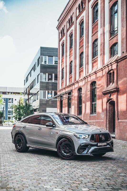 https___media.brabus.com__Resources_Persistent_f_3_9_0_f39001136fbc7035f204887434995ee9d287c70d_BRABUS 900 ROCKET EDITION outdoor (11)