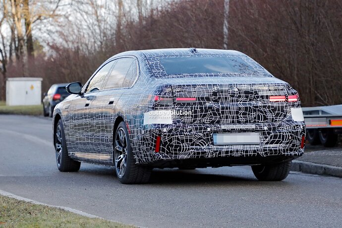 new-2023-bmw-7-series-becomes-less-shy-gets-spied-in-the-open-with-hybrid-powertrain_12