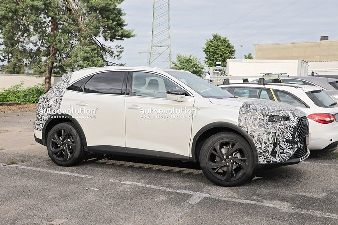 ds7-crossback-facelift-spied-inside-and-out-expect-a-full-reveal-later-this-month_9