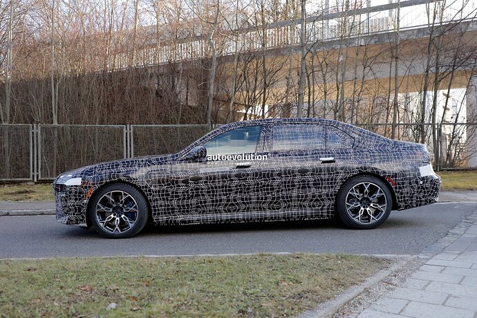 new-2023-bmw-7-series-becomes-less-shy-gets-spied-in-the-open-with-hybrid-powertrain_9