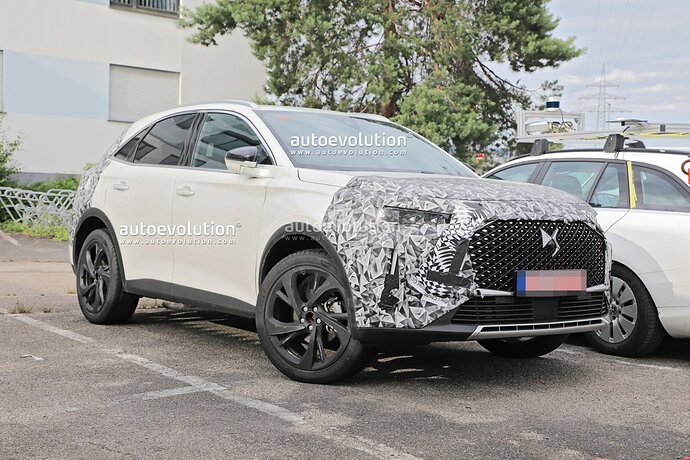 ds7-crossback-facelift-spied-inside-and-out-expect-a-full-reveal-later-this-month_6