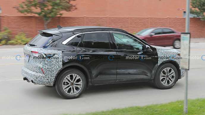 2023-ford-escape-side-view-facelift-spy-photo (1)