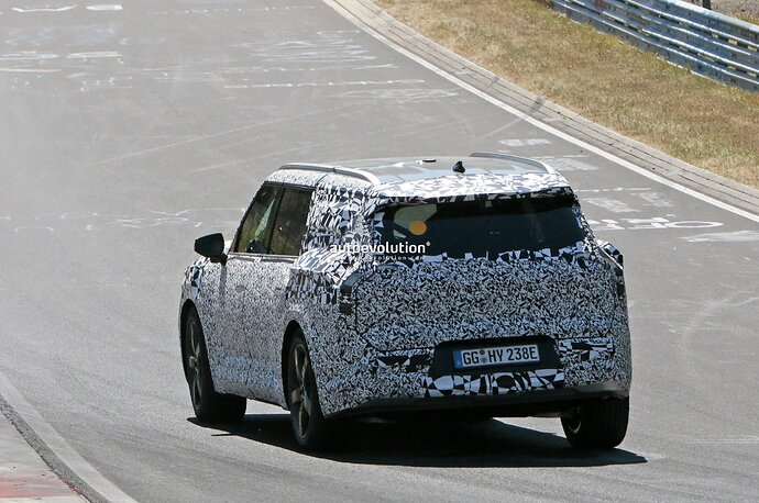 new-kia-ev9-looks-surprisingly-composed-while-tackling-the-nordschleife_37