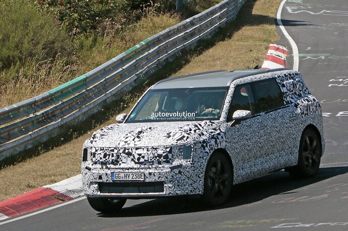 new-kia-ev9-looks-surprisingly-composed-while-tackling-the-nordschleife_27