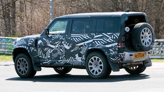 land-rover-defender-svr-side-view-spy-photo (4)