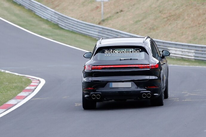 2023-porsche-cayenne-facelift-spied-on-the-nurburgring-is-ready-to-rumble_13