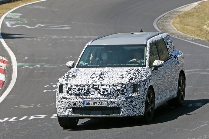 new-kia-ev9-looks-surprisingly-composed-while-tackling-the-nordschleife_25