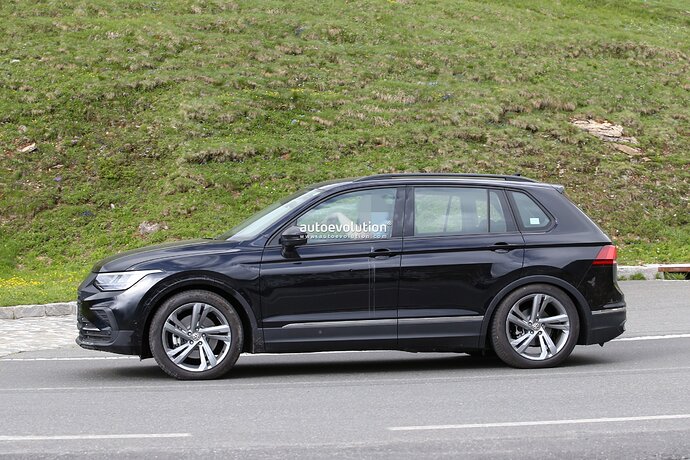 2025-vw-tiguan-spied-with-closed-off-grille-everything-about-it-says-electric-power_13