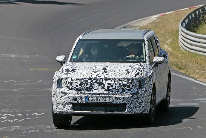 new-kia-ev9-looks-surprisingly-composed-while-tackling-the-nordschleife_23
