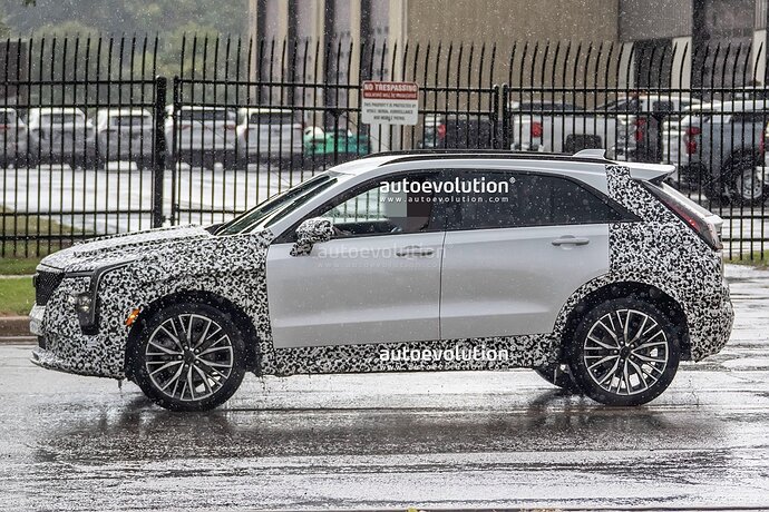 2023-cadillac-xt4-facelift-spied-with-production-lights-reveal-closing-in_11