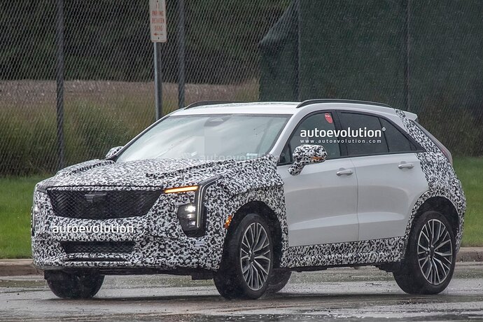 2023-cadillac-xt4-facelift-spied-with-production-lights-reveal-closing-in_4