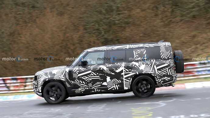 land-rover-defender-130-side-view-spy-photo (3)