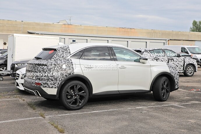 ds7-crossback-facelift-spied-inside-and-out-expect-a-full-reveal-later-this-month_11
