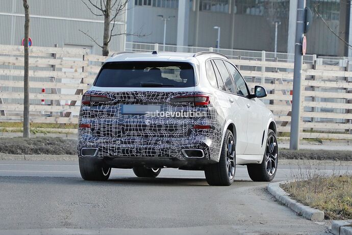 2023-bmw-x5-lci-prototype-shows-its-much-slimmer-laser-led-lights_15