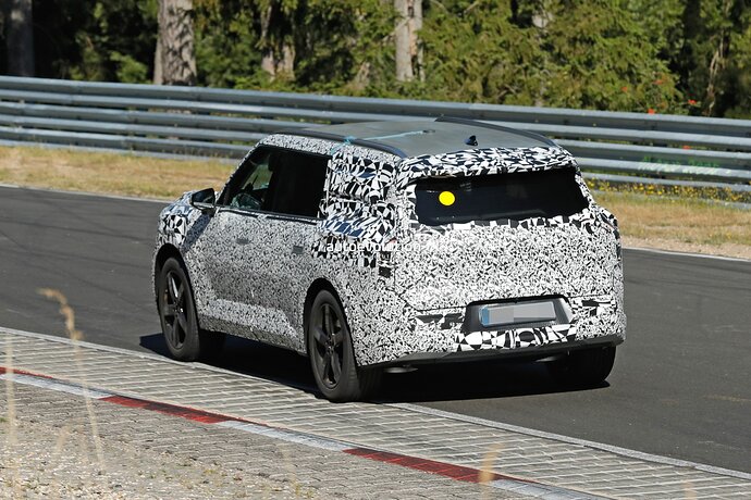 new-kia-ev9-looks-surprisingly-composed-while-tackling-the-nordschleife_20