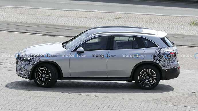 2023-mercedes-glc-with-minimal-camouflage-spy-photo (5)