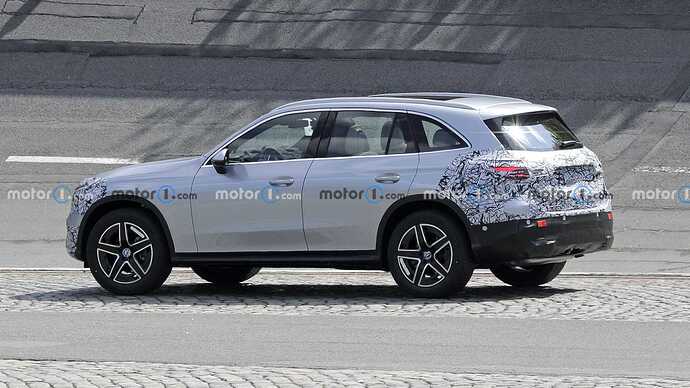 2023-mercedes-glc-with-minimal-camouflage-spy-photo (22)