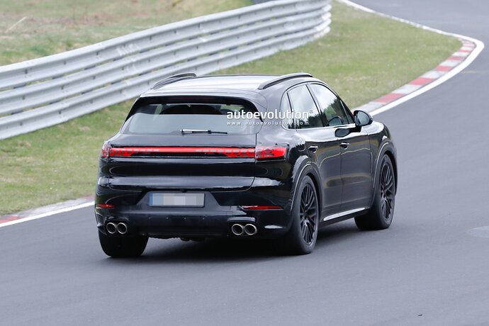 2023-porsche-cayenne-facelift-spied-on-the-nurburgring-is-ready-to-rumble_11