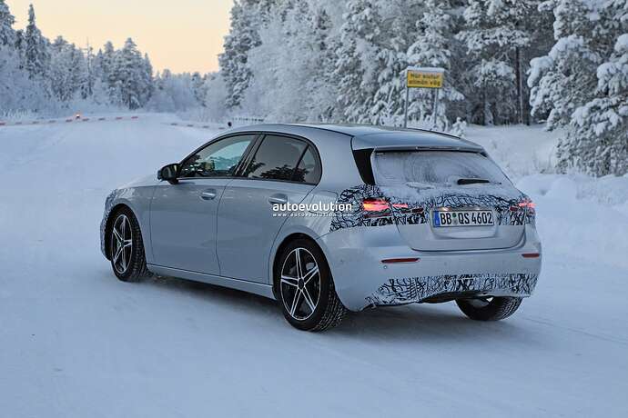 2022-mercedes-benz-a-class-starts-winter-testing-with-facemask-and-tiny-skirt_8