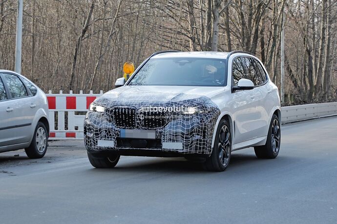 2023-bmw-x5-lci-prototype-shows-its-much-slimmer-laser-led-lights_3