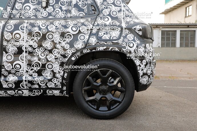 2023-jeep-baby-suv-gets-spied-inside-and-out-development-is-moving-forward_24