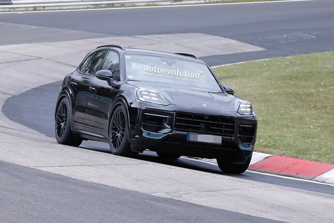 2023-porsche-cayenne-facelift-spied-on-the-nurburgring-is-ready-to-rumble_4