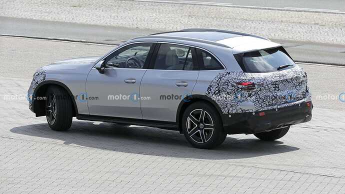 2023-mercedes-glc-with-minimal-camouflage-spy-photo (6)