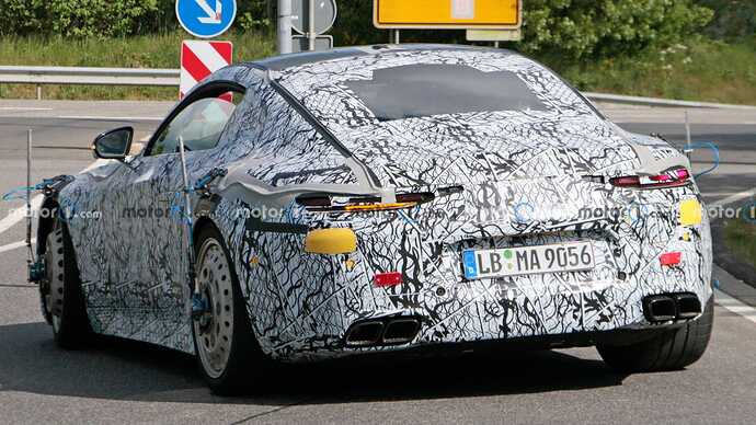 mercedes-amg-gt-coupe-plug-in-hybrid-spy-shots (5)