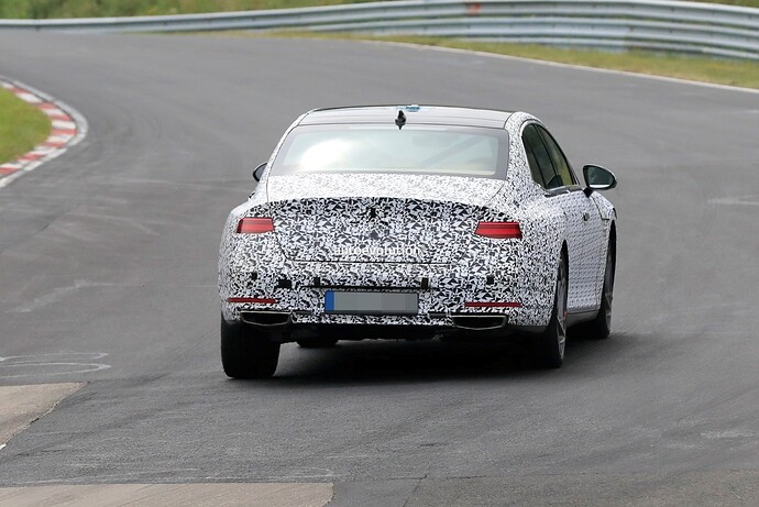 2023-genesis-g90-spied-lapping-the-nurburgring-in-the-wet_10