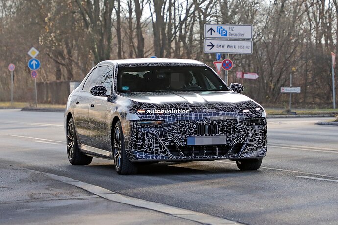 new-2023-bmw-7-series-becomes-less-shy-gets-spied-in-the-open-with-hybrid-powertrain_3