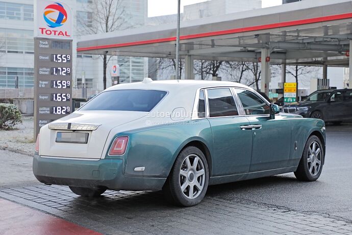 2023-rolls-royce-phantom-facelift-will-be-the-last-of-its-kind_12