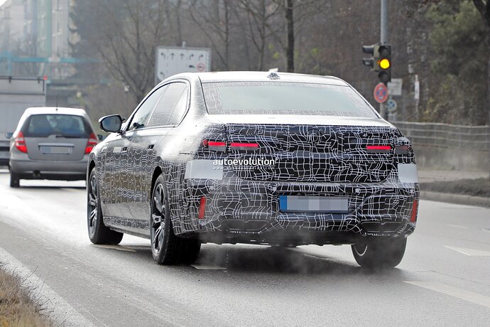 new-2023-bmw-7-series-becomes-less-shy-gets-spied-in-the-open-with-hybrid-powertrain_24