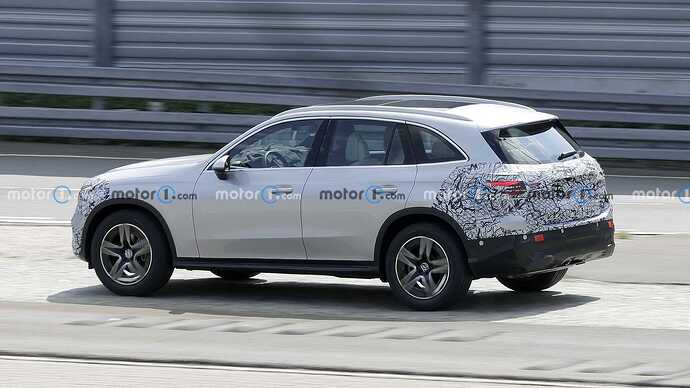 2023-mercedes-glc-with-minimal-camouflage-spy-photo (23)