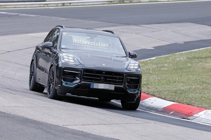 2023-porsche-cayenne-facelift-spied-on-the-nurburgring-is-ready-to-rumble_3