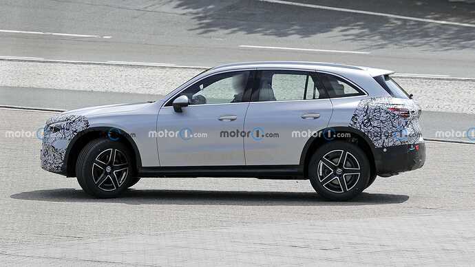 2023-mercedes-glc-with-minimal-camouflage-spy-photo (13)