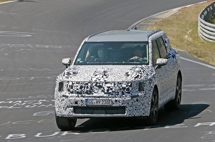 new-kia-ev9-looks-surprisingly-composed-while-tackling-the-nordschleife_24