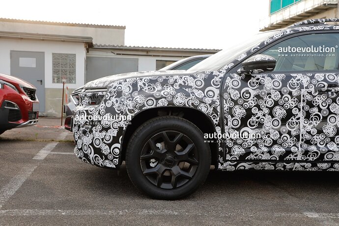 2023-jeep-baby-suv-gets-spied-inside-and-out-development-is-moving-forward_4