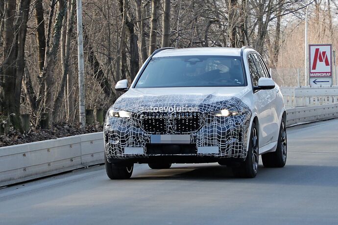 2023-bmw-x5-lci-prototype-shows-its-much-slimmer-laser-led-lights_1