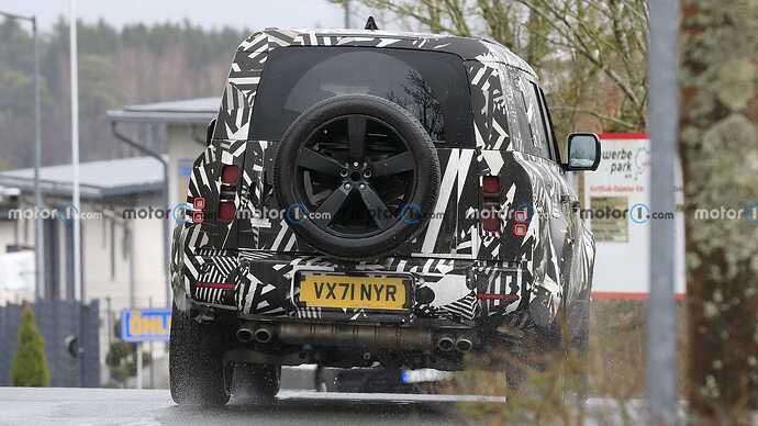 land-rover-defender-130-rear-view-spy-photo