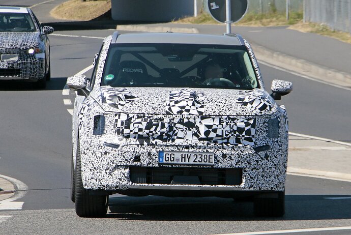 new-kia-ev9-looks-surprisingly-composed-while-tackling-the-nordschleife_39