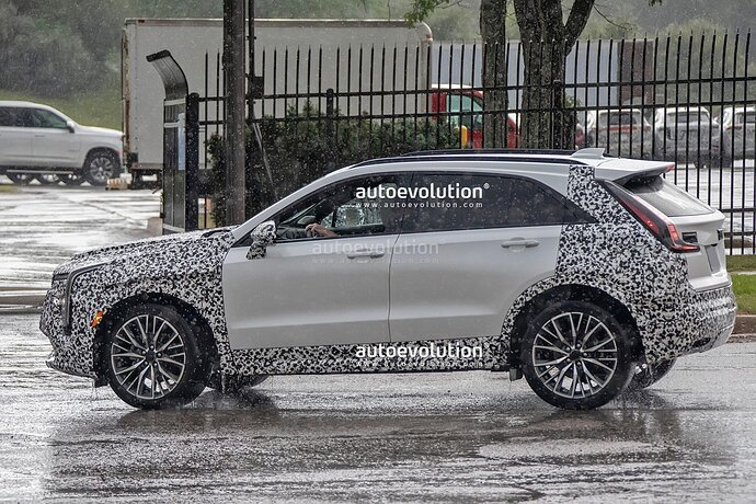 2023-cadillac-xt4-facelift-spied-with-production-lights-reveal-closing-in_12