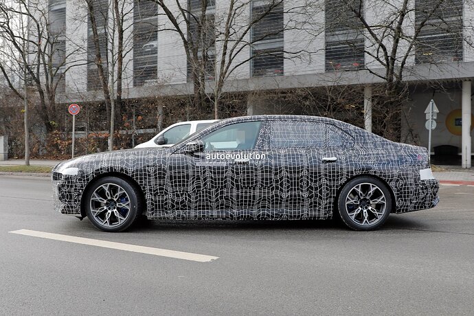 new-2023-bmw-7-series-becomes-less-shy-gets-spied-in-the-open-with-hybrid-powertrain_20