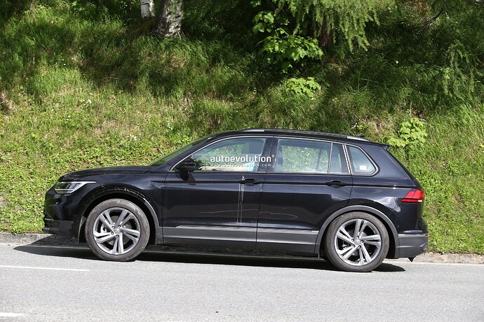 2025-vw-tiguan-spied-with-closed-off-grille-everything-about-it-says-electric-power_5