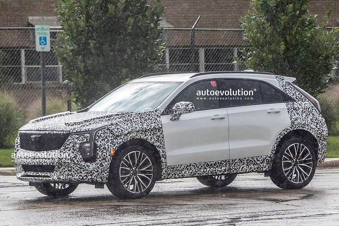 2023-cadillac-xt4-facelift-spied-with-production-lights-reveal-closing-in_8
