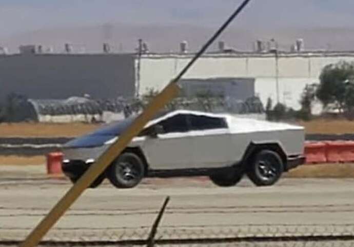 tesla-cybertruck-spotted-with-production-wipers-side-mirrors-and-staggered-wheels_2