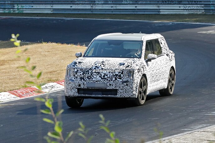 new-kia-ev9-looks-surprisingly-composed-while-tackling-the-nordschleife_14